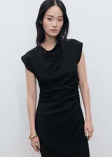 Vestido midi negro con cuello drapeado y diseño sin mangas. Presenta un corte recto con detalle de fruncido lateral en la cintura y cierre de cremallera lateral.
