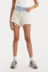 Short de jean de tiro alto, color blanco con desteñido celeste en la cintura y ruedo desflecado.