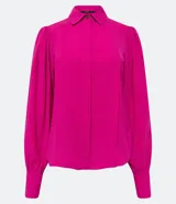 Camisa femenina color fucsia, con cuello camisero, abotonado frontal, manga larga abullonada y puño ancho.