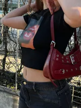 Remera negra corta con estampado frontal de labios rojos y la frase "Don't be jealous.", manga corta y cuello redondo.