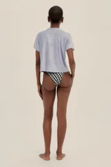 Remera lila de tela toalla con mangas cortas y corte crop.