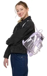 Mochila mini transparente de la marca JanSport con ribetes y correas en color lila pastel. Cuenta con un compartimento principal y un bolsillo frontal con cierre.