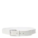 Cinturón blanco de cuero sintético con hebilla metálica plateada.