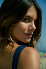 Conjunto de bikini negro con estampado de monogramas azules. El corpiño es tipo top cuadrado con breteles fijos y collareta negra. La bombacha es vedetina con collareta negra.