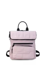 Mochila de nylon capitoneada color celeste, con diseño acolchado en cuadrícula. Posee un compartimento principal con cierre y solapa, además de dos bolsillos frontales con cierres negros a la vista.