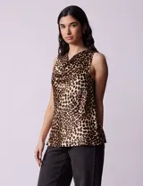 Blusa sin mangas de satén con estampado animal print y cuello volcado.