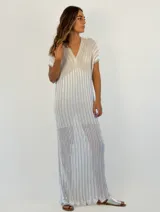 Vestido largo tejido con transparencias, color blanco y plateado.