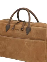 Maletín de suede marrón claro con asas cortas de cuero liso, bolsillo frontal con cierre y detalles metálicos en tono bronce.