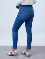 Jean elastizado negro, marca Royalty. Tiro alto, pretina con pasadores, botón y cierre. Delantera y trasera con bolsillos. Fit: skinny