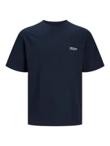 Remera azul marino de manga corta y cuello redondo con calce relajado. Cuenta con un pequeño estampado tipográfico en el pecho que dice "Originals Studio".