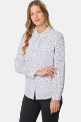 Blusa tipo camisa blanca de manga larga con botones nacarados ocultos con cartera. Tela suave y sedosa con doble capa en el frente para evitar transparencias.