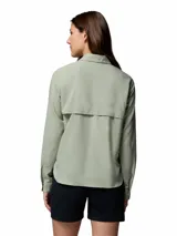 Camisa de manga larga Columbia, color verde claro, con cuello clásico, cierre frontal de botones y bolsillo pequeño en el pecho con logo de la marca.