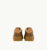 Championes Autry Medalist Low color marrón, confeccionados en gamuza con detalles perforados en la puntera y logo de la marca en el lateral.