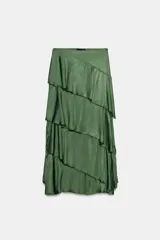 Falda midi de tiro medio color verde oscuro, confeccionada en tejido satinado con volantes en cascada y cierre lateral con cremallera oculta.