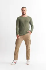 Sweater azul de punto con cuello redondo y mangas raglán.