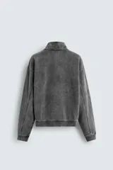Sudadera de corte boxy fit con cuello subido y cierre frontal de cremallera. Presenta mangas largas, acabado efecto lavado y puños y ruedo en rib.