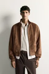 Cazadora bomber de corte regular fit en tejido efecto ante de color marrón oscuro, con cuello alto, cierre frontal de cremallera y bolsillos laterales de vivo.