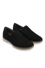 Mocasín negro de cuero, estilo slip-on, con costuras decorativas en la puntera y elástico en el empeine para un ajuste cómodo. Presenta una suela bicolor con una banda lateral marrón claro y una base blanca.