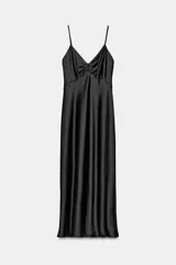 Vestido midi de satén color negro, con escote en pico, tirantes finos ajustables y detalle drapeado en el centro del pecho.