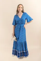 Vestido largo azul con estampado floral, escote en V, botones en el frente y volado en el ruedo.
