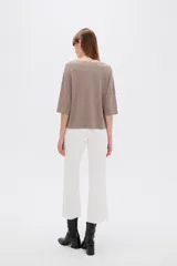 Remera de viscosa color blanco, con mangas 3/4, cuello redondo amplio y diseño holgado.