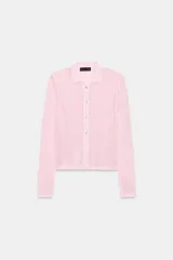 Chaqueta de punto color rosado con cuello polo, manga larga y cierre frontal con botones.