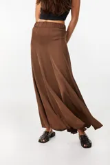 Falda larga visón de caída fluida, confeccionada en viscosa, con pretina elastizada y diseño acampanado.