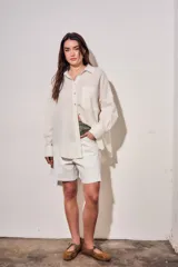 Camisa oversize de lino y viscosa color celeste, con cuello clásico, cierre frontal con botones y mangas largas.