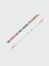 Cinta de seda con estampado floral en tonos rosa, verde y marrón.