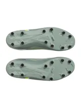Championes de fútbol Under Armour Magnetico Select 4 FG, color verde grisáceo con detalles en amarillo neón y negro. Presentan una parte superior de piel sintética con estampado 3D para mayor control, cuello textil tipo calcetín y suela de TPU con tacos cónicos para tracción en césped natural.