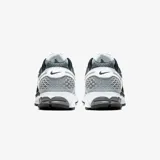 Championes Nike Zoom Vomero 5, color blanco, negro y gris. Capellada de malla y cuero sintético, con amortiguación Zoom Air y suela de goma.