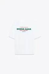 Camiseta blanca de manga corta y cuello redondo con estampado frontal en verde y rojo que dice "IL FORNELLO RUSTICO BUONA CASA Buon Appetito! - SINCE 1975 -".