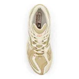 Championes New Balance 1906 color beige con detalles en blanco y naranja.