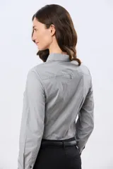 Camisa rayada de manga larga, confeccionada en mezcla de algodón, con cuello camisero clásico y cierre frontal de botones.