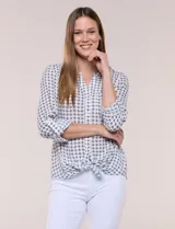 Blusa de gasa Zac & Rachel con estampado de rayas verticales en tonos rosados, amarillos y blancos. Presenta escote en V con cuello mao, cierre frontal con botones, un bolsillo aplicado en el pecho, mangas largas con presilla para regular el largo y detalle de nudo en el dobladillo inferior.