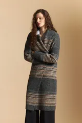 Cardigan largo de tejido suave con diseño de rayas horizontales en tonos gris y tostado. Presenta una silueta relajada y abierta, ideal para superponer en capas.