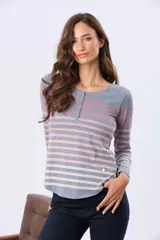 Remera de algodón de manga larga, con cuello redondo y botones frontales. Presenta un estampado de rayas horizontales en gris, rosado y blanco.
