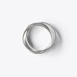 Anillo triple alianza confeccionado en plata 925, compuesto por tres bandas entrelazadas con diferentes texturas y acabados.