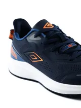 Championes de running Umbro modelo Dax Pro, color azul marino con detalles en naranja brillante, suela blanca y capellada de malla transpirable.