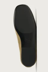 Mocasín casual para hombre confeccionado en piel con acabado en serraje color marrón, con diseño liso, detalle de bordón y suela ultrafina.