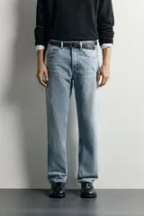 Pantalón jeans de corte recto, color celeste claro con efecto lavado, de cinco bolsillos y tiro medio.