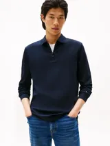 Chomba de manga larga color azul marino, confeccionada en algodón líquido con acabado suave. Presenta cuello de chomba con cierre de cremallera y puños de punto canalé.