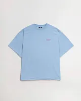 Remera oversize de algodón celeste con estampado frontal en color rosado.