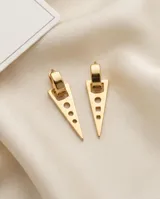Aros tipo caravana de acero con baño dorado, compuestos por un gancho tipo argolla y un dije colgante en forma de triángulo con perforaciones geométricas.