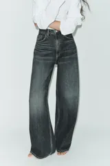 Jeans de tiro alto y estilo extra wide leg, con diseño de cinco bolsillos y lavado desgastado. Cuenta con cierre frontal con cremallera y botón metálico.