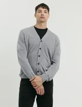 Cardigan de punto con escote en V, cierre frontal con botones, manga larga y puños acanalados.