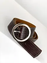 Cinto de cuero genuino color chocolate con textura tipo reptil, costuras a la vista y hebilla rectangular de metal en tono bronce envejecido.