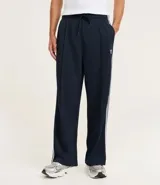 Pantalón deportivo de corte recto y holgado, color negro con rayas blancas laterales. Cuenta con cintura elástica con cordón ajustable, bolsillos laterales y detalle de costura vertical frontal.