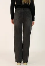 Pantalon de jean de corte recto y tiro alto, color negro lavado, con detalle de franjas laterales en tono más oscuro.