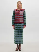 Falda midi de punto con estampado de rombos en tonos azul, verde y rojo. Tiene corte recto, tiro alto y pretina elástica.
